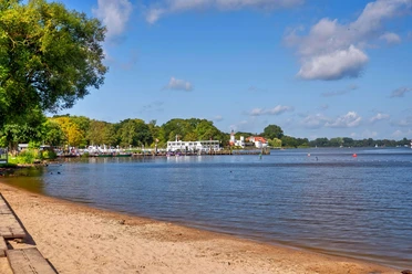 strandbad-sicht-auf-weisse-flotte