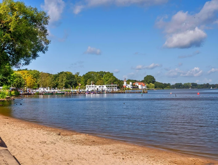 strandbad-sicht-auf-weisse-flotte
