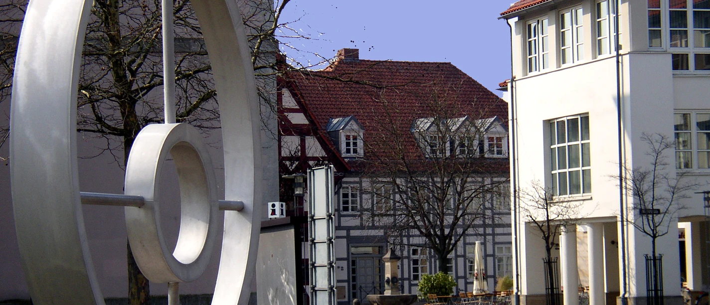 Stahlplastik hinter der St. Nicolai-Kirche Blick auf die Stahlplastik hinter der St. Nicolai-Kirche in der Gifhorner Altstadt