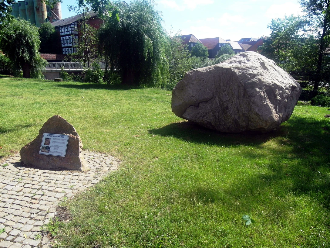 Findling an der Lüneburger Straße in Gifhorn Blick auf den großen Findling an der Lüneburger Straße in Gifhorn
