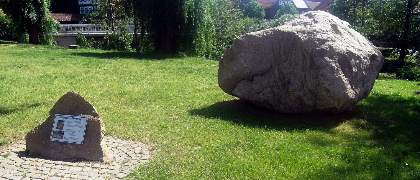 Findling an der Lüneburger Straße in Gifhorn Blick auf den großen Findling an der Lüneburger Straße in Gifhorn