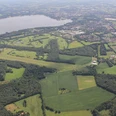 blick_nach-s-den-flugplatz-und-zwischenahner-meer Aufnahme aus der Luft zeigt das Zwischenahner Meer und den Flugplatz, umgeben von grünen Feldern und Wäldern.