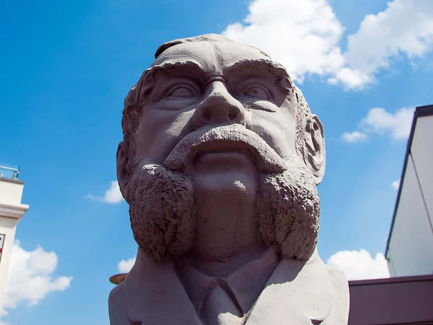 dr-schuessler-statue