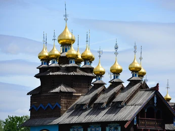 Kuppel Glockenpalast Goldene Kuppeln auf dem Dach des Glockenpalast in GifhornGolden domes on the roof of the Glockenpalast in GifhornGyldne kupler på taget af Glockenpalast i GifhornGouden koepels op het dak van het Glockenpalast in Gifhorn