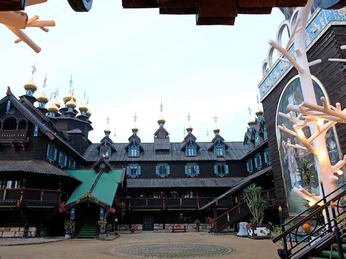 Innenhof des Glockenpalasts Blick auf den Innenhof des Glockenpalasts GifhornView of the inner courtyard of the Gifhorn Bell PalaceUdsigt over den indre gård i Gifhorns klokkeslætZicht op de binnenplaats van het Klokkenpaleis Gifhorn