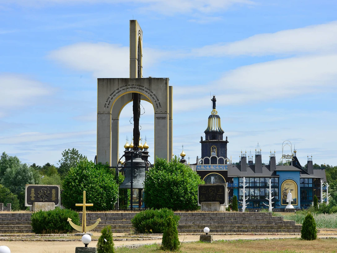 Europäische Freiheitsglocke in Gifhorn Europäische Freiheitsglocke im Vordergrund des Glocken-Palasts in der Südheide GifhornEuropean Liberty Bell in the foreground of the Bell Palace in Südheide GifhornDen europæiske frihedsklokke i forgrunden af klokkeslottet i Südheide GifhornEuropese Vrijheidsbel op de voorgrond van het Klokkenpaleis in Südheide Gifhorn