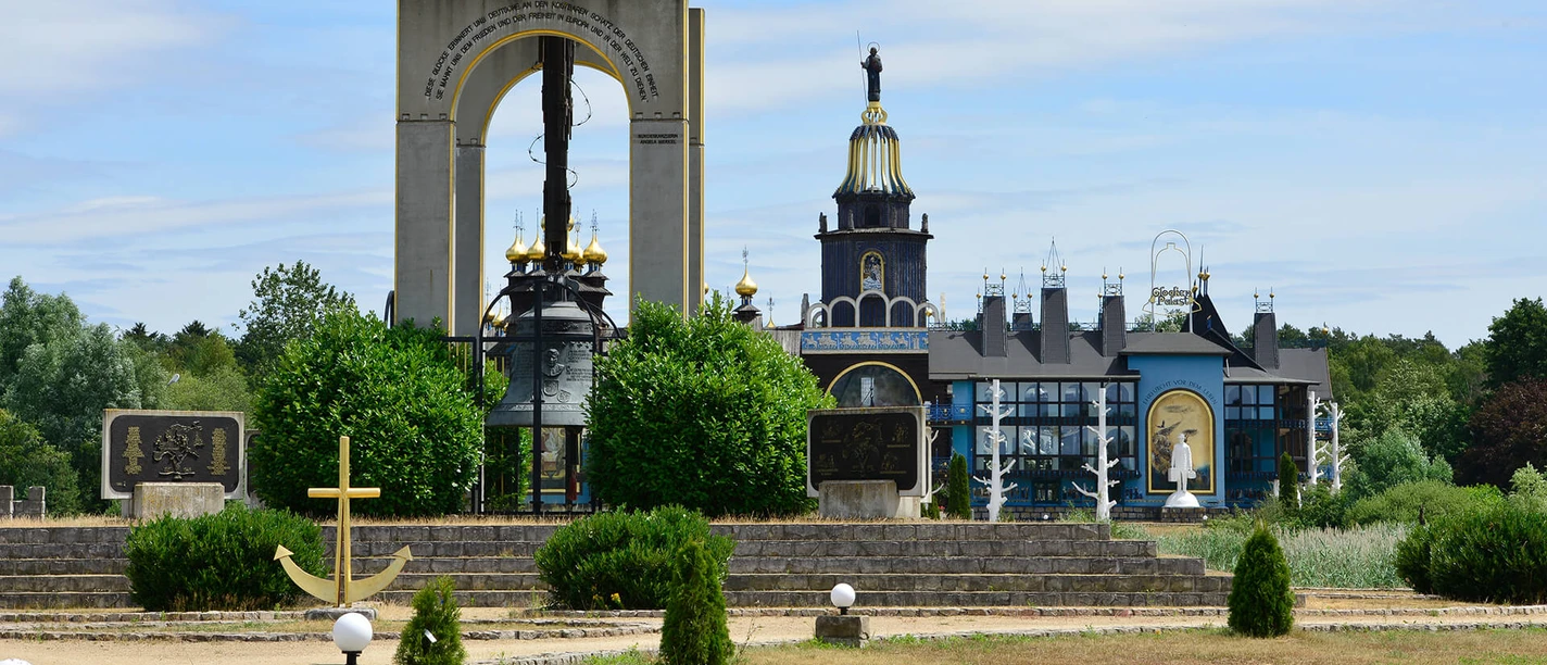 Europäische Freiheitsglocke in Gifhorn European Liberty Bell in the foreground of the Bell Palace in Südheide Gifhorn