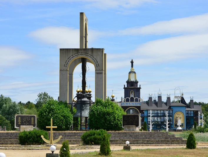 Europäische Freiheitsglocke in Gifhorn Europäische Freiheitsglocke im Vordergrund des Glocken-Palasts in der Südheide Gifhorn