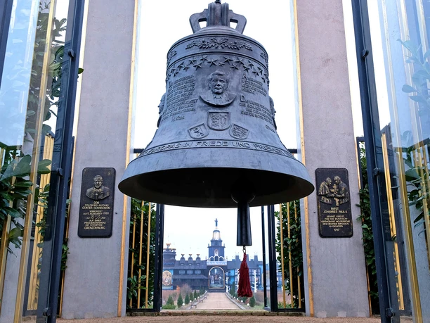 Glocke der Europäischen Freiheitsglocke nahe dem Mühlenmuseum Gifhorn Bell of the European Liberty Bell near the Gifhorn Mill Museum