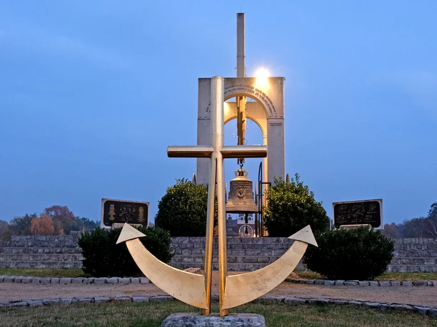Beleuchtete Freiheitsglocke Illuminated European Liberty Bell near the Gifhorn Mill Museum