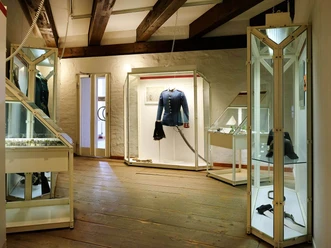 Blick in die Dauerausstellung im Historischen Museum Schloss Gifhorn Blick auf eine Vitrine mit Uniformjacke in der Dauerausstellung im Historischen Museum Schloss Gifhorn