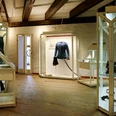 Blick in die Dauerausstellung im Historischen Museum Schloss Gifhorn Blick auf eine Vitrine mit Uniformjacke in der Dauerausstellung im Historischen Museum Schloss Gifhorn
