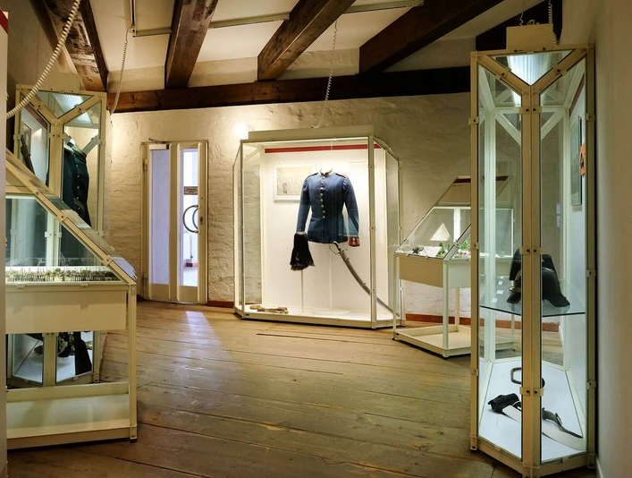 Blick in die Dauerausstellung im Historischen Museum Schloss Gifhorn Blick auf eine Vitrine mit Uniformjacke in der Dauerausstellung im Historischen Museum Schloss Gifhorn