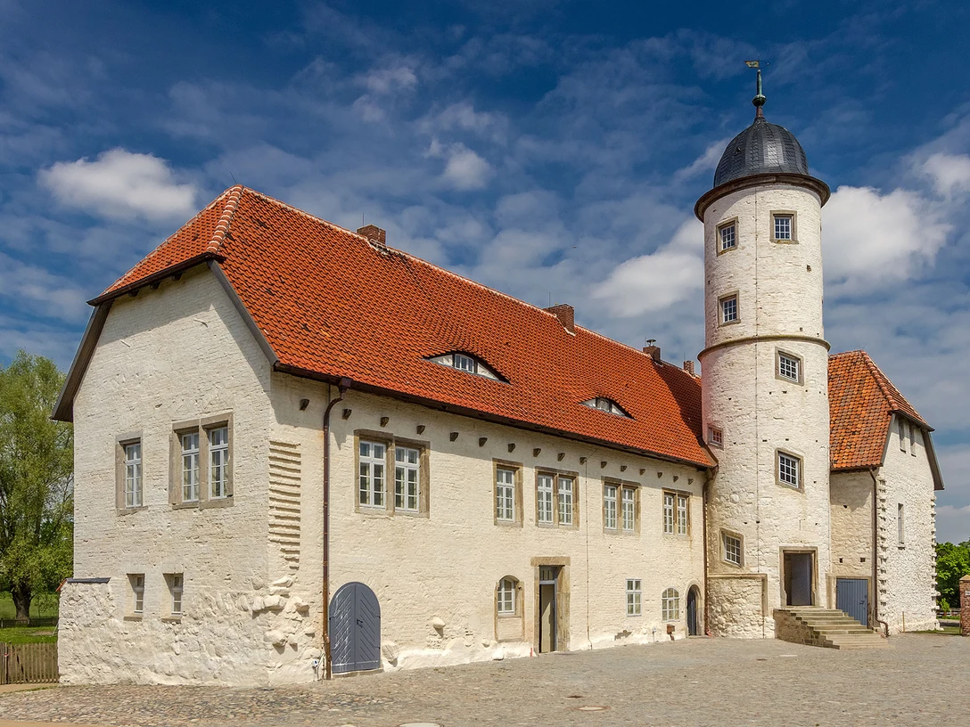Burg Brome Blick auf die helle Fassade der Burg BromeView of the bright façade of Brome CastleUdsigt til den lyse facade på Brome SlotZicht op de lichtgekleurde gevel van Kasteel Brome