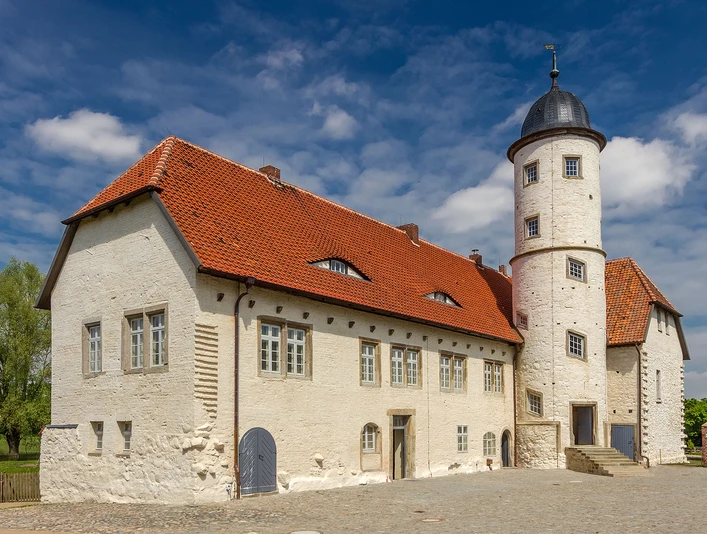 Burg Brome Blick auf die helle Fassade der Burg BromeView of the bright façade of Brome CastleUdsigt til den lyse facade på Brome SlotZicht op de lichtgekleurde gevel van Kasteel Brome