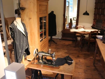 Schneiderei in der Burg Brome in der Südheide Gifhorn Schneiderei mit Nähmaschine und Kleiderpuppe im Museum Burg Brome in der Südheide GifhornTailoring with sewing machine and dress mannequin at Brome Castle Museum in Südheide GifhornSkrædderi med symaskine og kjolemannequin på Brome Slotsmuseum i Südheide GifhornKleermakerij met naaimachine en paspop in Kasteelmuseum Brome in Südheide Gifhorn