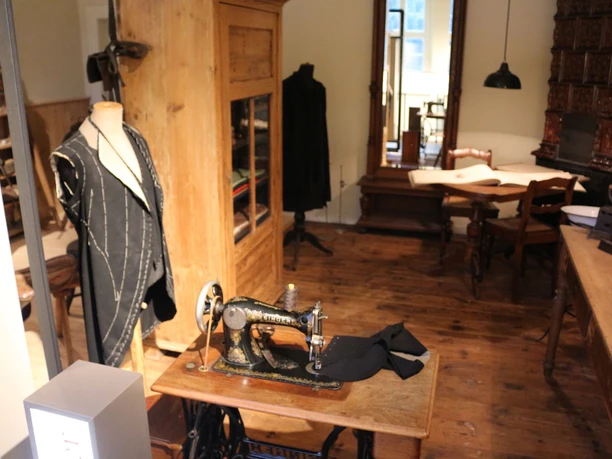 Schneiderei in der Burg Brome in der Südheide Gifhorn Schneiderei mit Nähmaschine und Kleiderpuppe im Museum Burg Brome in der Südheide Gifhorn