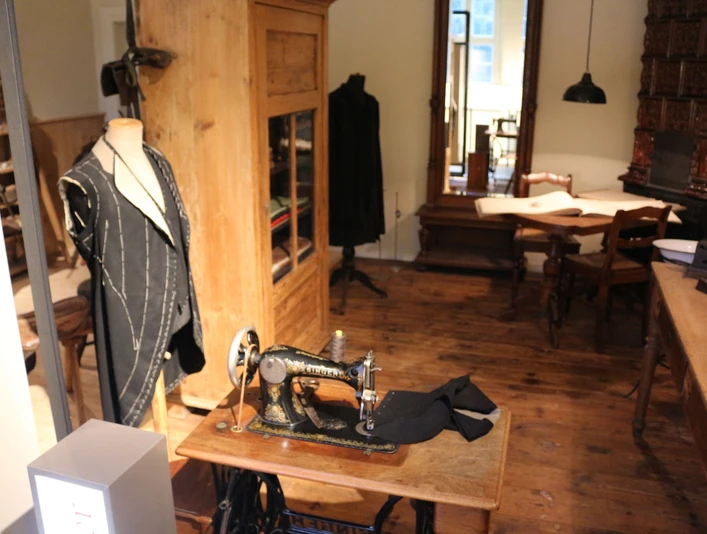 Schneiderei in der Burg Brome in der Südheide Gifhorn Schneiderei mit Nähmaschine und Kleiderpuppe im Museum Burg Brome in der Südheide GifhornTailoring with sewing machine and dress mannequin at Brome Castle Museum in Südheide GifhornSkrædderi med symaskine og kjolemannequin på Brome Slotsmuseum i Südheide GifhornKleermakerij met naaimachine en paspop in Kasteelmuseum Brome in Südheide Gifhorn