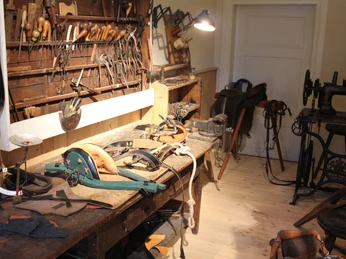Sattlerei in der Burg Brome Sattlerei mit Werkzeug und Sattel im Museum Burg Brome in der Südheide GifhornSaddlery with tools and saddle at Brome Castle Museum in the Südheide Gifhorn regionSadelmageri med værktøj og sadel på Brome Slotsmuseum i Südheide Gifhorn-regionenZadelmakerij met gereedschap en zadel in Kasteelmuseum Brome in de regio Südheide Gifhorn