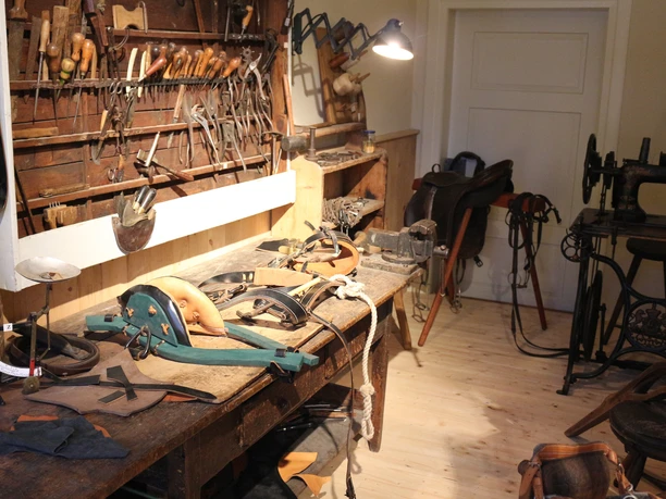 Sattlerei in der Burg Brome Sattlerei mit Werkzeug und Sattel im Museum Burg Brome in der Südheide Gifhorn