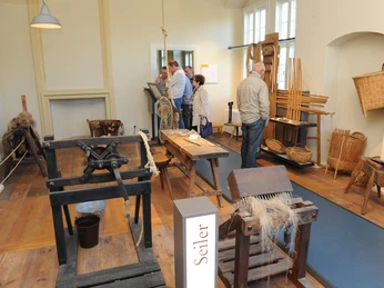Seilerei im Museum Burg Brome Seilerwerkstatt im Museum Burg Brome in der Südheide GifhornRope-making workshop at Brome Castle Museum in the Südheide GifhornVærksted til fremstilling af reb på Brome Slotsmuseum i Südheide GifhornTouwslagerij in Kasteelmuseum Brome in de Südheide Gifhorn
