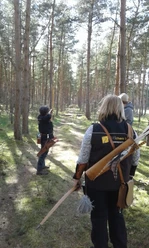 Bogenschießen im Wald Gruppe beim Bogenschießen im Wald