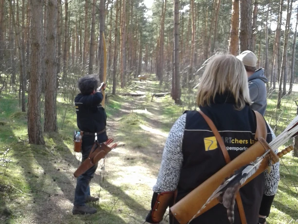 Bogenschießen im Wald Gruppe beim Bogenschießen im Wald