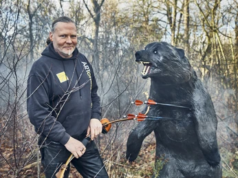Bär im Bogenschießparcours Bär und Mensch im Bogenschießparcours in der Südheide Gifhorn