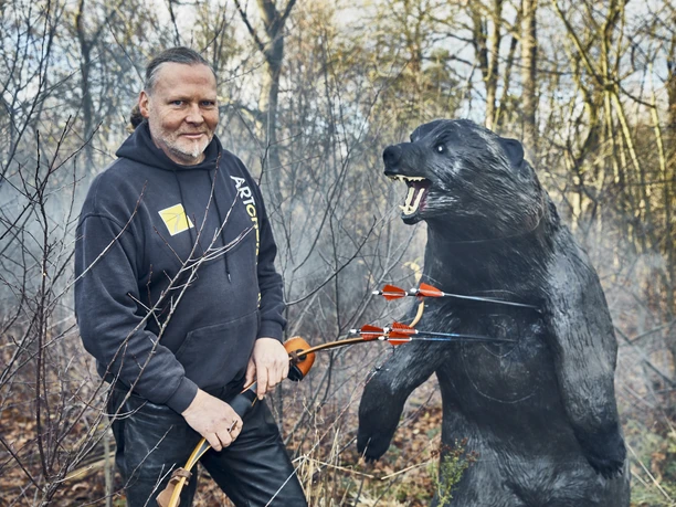 Bär im Bogenschießparcours Bär und Mensch im Bogenschießparcours in der Südheide Gifhorn
