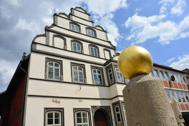 Blick auf das Kavalierhaus Blick auf das Kavalierhaus Gifhorn und den Meilenstein