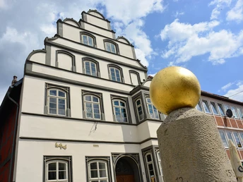 Blick auf das Kavalierhaus Blick auf das Kavalierhaus Gifhorn und den Meilenstein