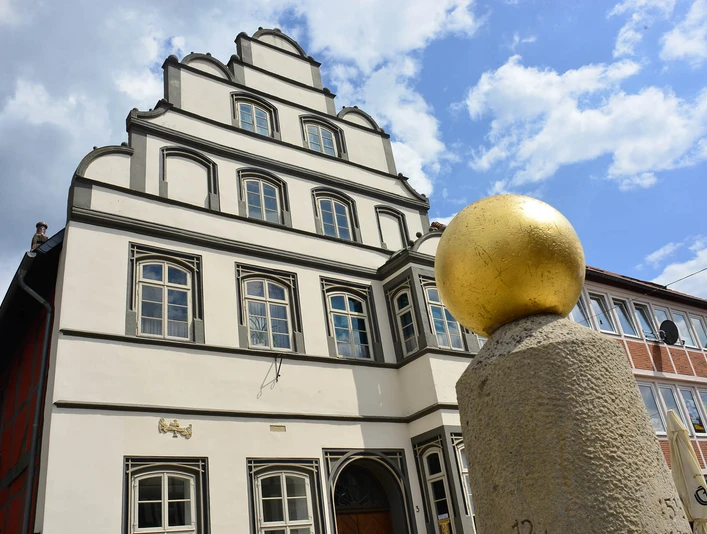 Blick auf das Kavalierhaus Blick auf das Kavalierhaus Gifhorn und den Meilenstein