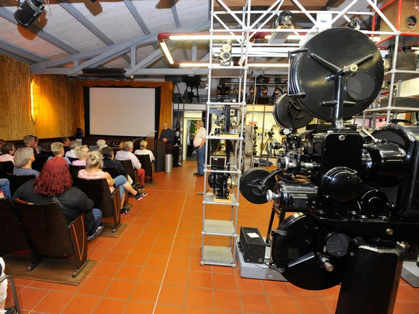 Gruppe im Kinosaal im Kinomuseum Vollbüttel