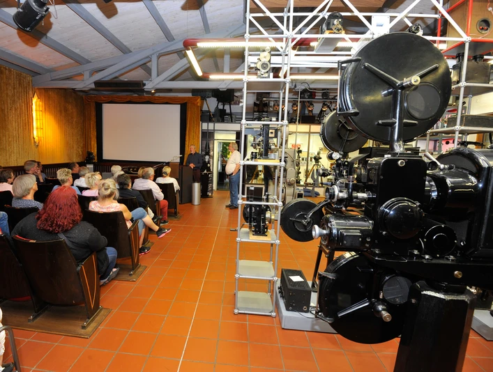 Gruppe im Kinosaal im Kinomuseum Vollbüttel