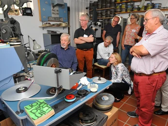 Kinotechnik hautnah Kinotechnik wird einer Gruppe im Kinomuseum Vollbüttel erklärt