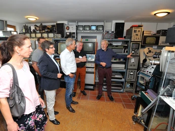 Kinomuseum Vollbüttel Gruppe bekommt im Kinomuseum Vollbüttel die Technik erklärt