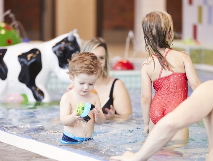 Plytje Hallenbad Das Bild zeigt den Kinderbereich im Plytje HallenbadThe picture shows the children's area in the Plytje indoor poolBilledet viser børneområdet i Plytje indendørs poolDe foto toont het kindergedeelte in het Plytje binnenzwembad
