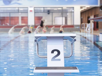 Plytje Hallenbad Das Bild zeigt das Sportbecken im Plytje HallenbadThe picture shows the sports pool in the Plytje indoor poolBilledet viser sportsbassinet i Plytje indendørs poolOp de foto zie je het sportbad in het overdekte zwembad Plytje