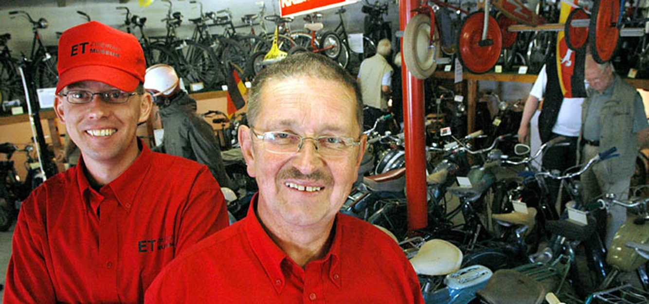 ET Zweiradmuseum Besitzer in der Ausstellung des ET Zweiradmuseum Grußendorf