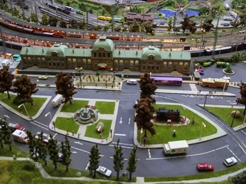 Szene Vorplatz vom Bahnhof bei der Modelleisenbahn Hillerse Szene Vorplatz vom Bahnhof bei der Modelleisenbahn Hillerse