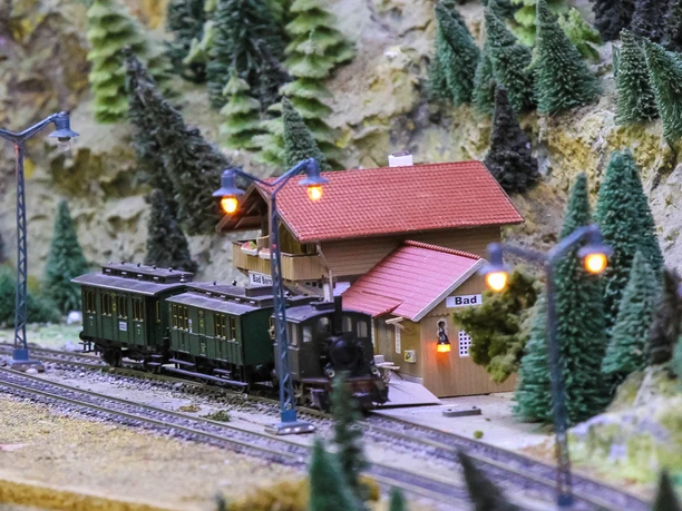 Kleiner Bahnhof mit Zug bei der Modelleisenbahn Hillerse Kleiner Bahnhof mit Zug bei der Modelleisenbahn Hillerse