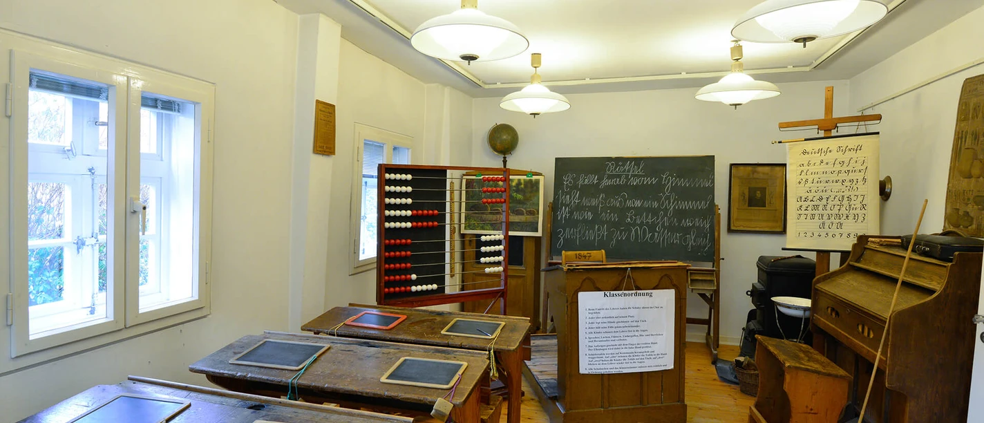 Tafel im Klassenzimmer im Schulmuseum Steinhorst in der Südheide Gifhorn Tafel im Klassenzimmer im Schulmuseum Steinhorst in der Südheide Gifhorn