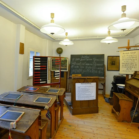 Tafel im Klassenzimmer im Schulmuseum Steinhorst in der Südheide Gifhorn