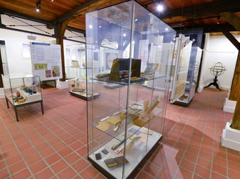 Ausstellung im Schulmuseum Steinhorst Ausstellungsvitrine im Schulmuseum Steinhorst