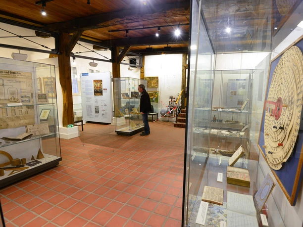 Blick eines Gastes in die Vitrine im Schulmuseum Steinhorst Blick eines Gastes in die Vitrine im Schulmuseum Steinhorst