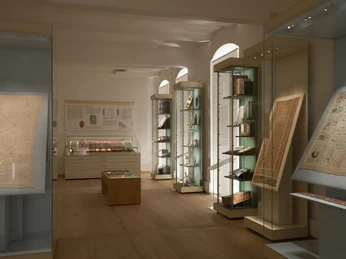 Museum im Kloster Isenhagen Ausstellungsfläche mit Vitrinen im Kloster Isenhagen in HankensbüttelExhibition space with showcases in the Isenhagen monastery in HankensbüttelUdstillingsrum med udstillingsvinduer på Isenhagen Kloster i HankensbüttelTentoonstellingsruimte met vitrines in het klooster Isenhagen in Hankensbüttel