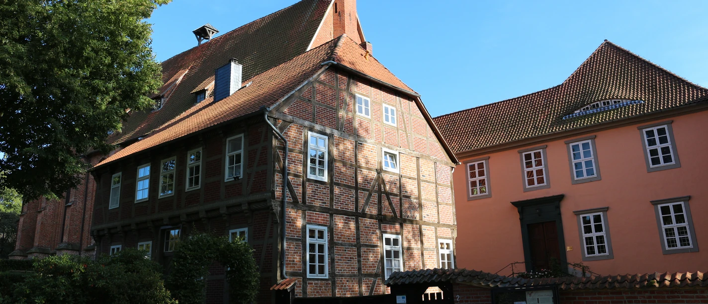 Eingangsbereich Kloster Isenhagen Blick auf die Fassade vom Kloster Isenhagen in Hankensbüttel