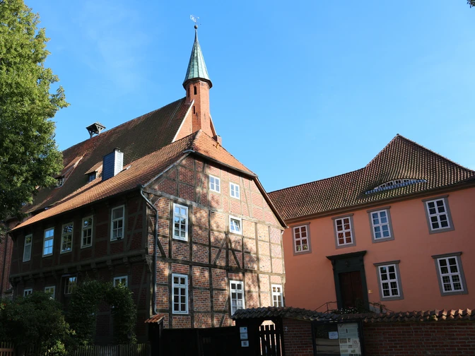 Eingangsbereich Kloster Isenhagen Blick auf die Fassade vom Kloster Isenhagen in HankensbüttelView of the facade of Isenhagen Monastery in HankensbüttelUdsigt til facaden på Isenhagen-klosteret i HankensbüttelUitzicht op de gevel van het klooster Isenhagen in Hankensbüttel