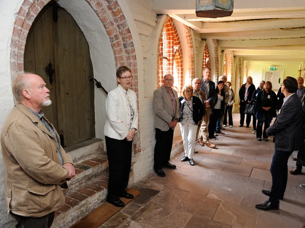 Visitor group in the cloister of Isenhagen Monastery in Hankensbüttel