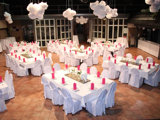 Festlich gedeckte Tische im KUBUS Kultur- und Eventhalle Festlich gedeckte Tische im KUBUS Kultur- und Eventhalle in Müden/Aller